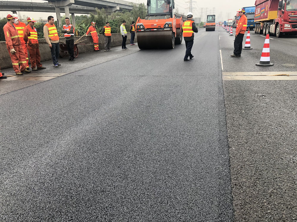 廣珠北慶沙大橋高粘彈薄層施工