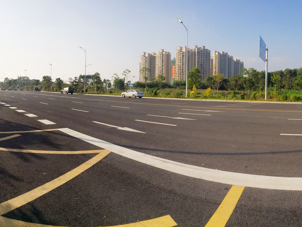 鳳鳴西路瀝青路面