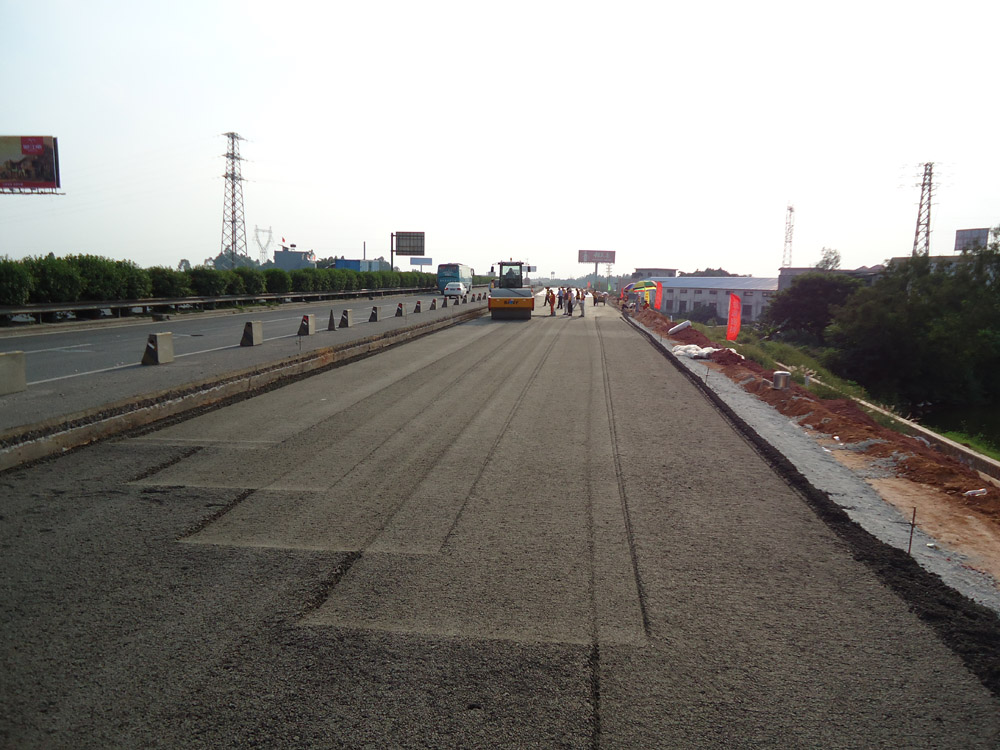 廣三高速公路底基層攤鋪
