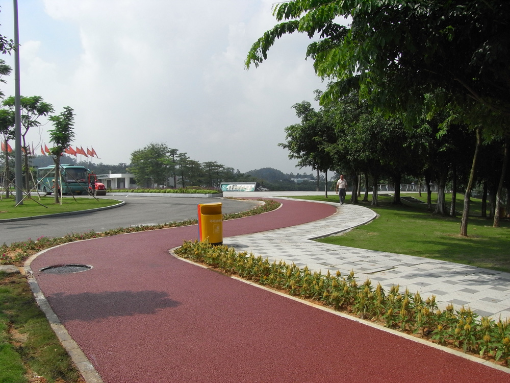 鋪裝后的彩色瀝青路面