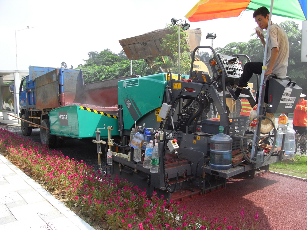 東莞綠道網彩色瀝青攤鋪