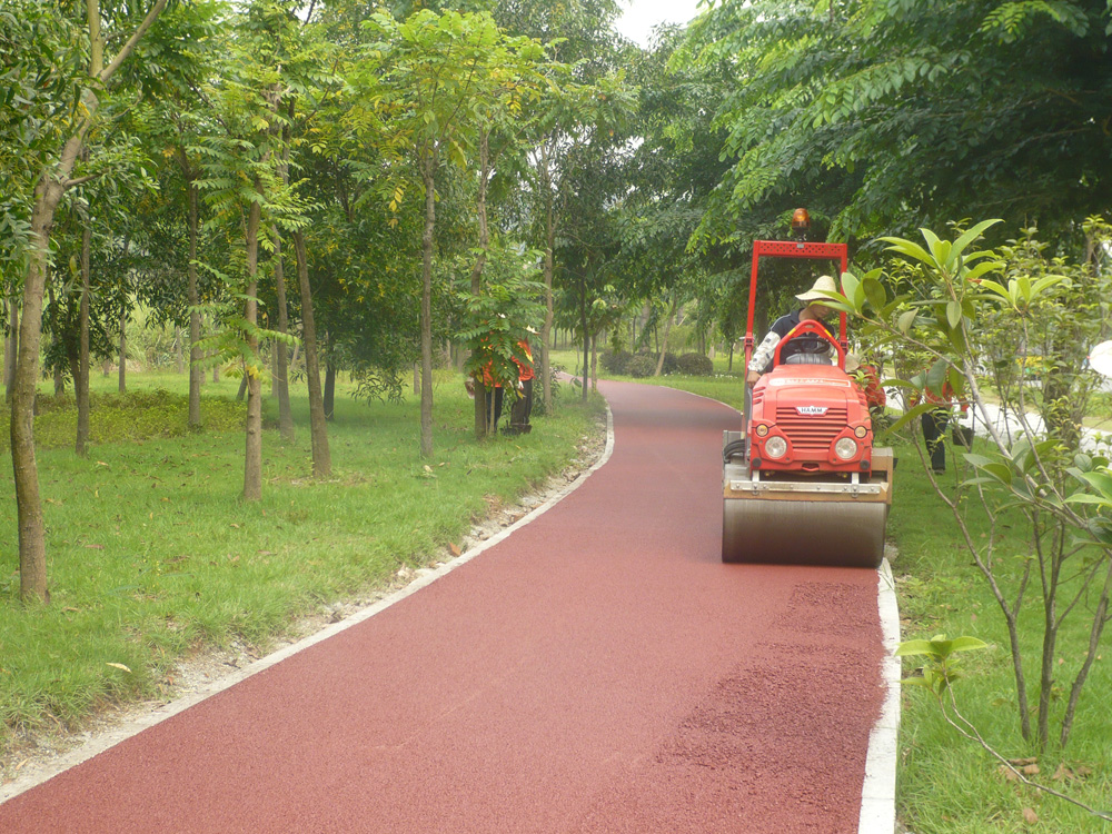 東莞植物園彩色瀝青路面碾壓