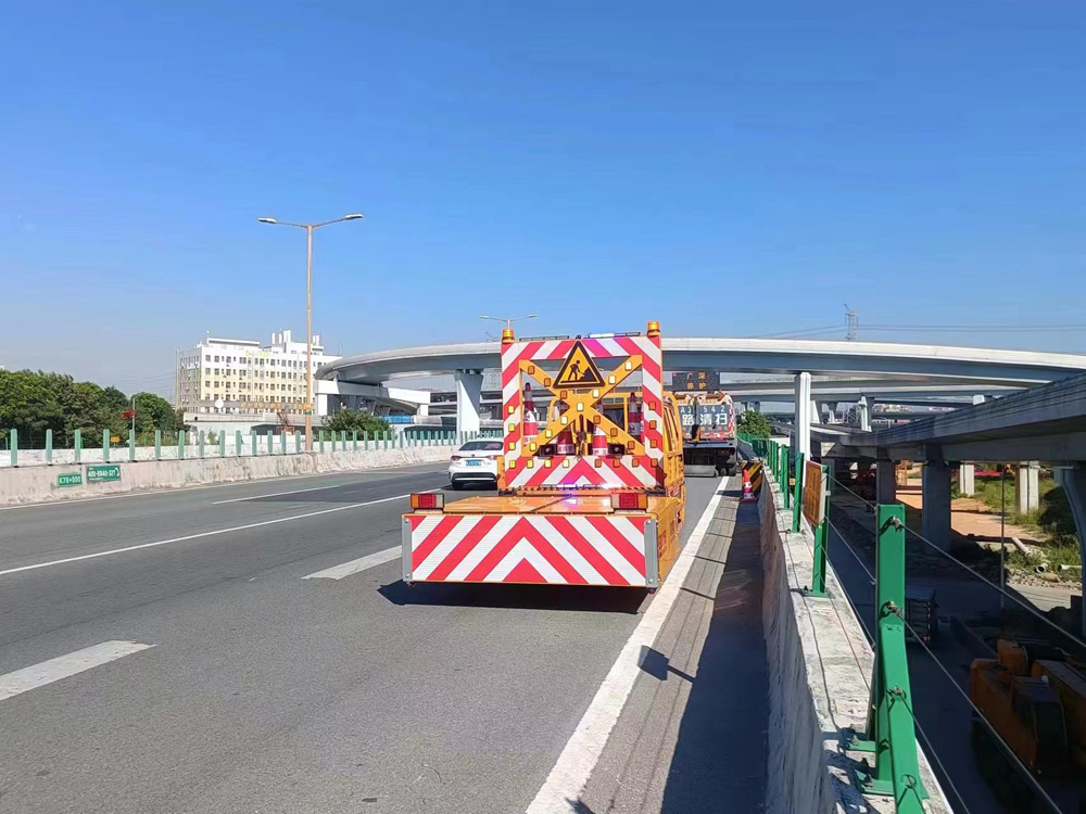 防撞車掃地車作業